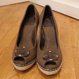 TORY BURCH brown wedge shoes 10 peep hole espadrille canvas vacation boho logo